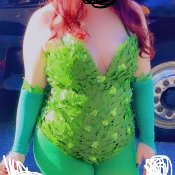 Poison Ivy + Accessory - Picture 1 of 6